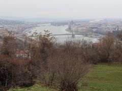 13:00　240km走ってブダペストの王宮の丘に到着です。ドナウ川と鎖橋が見えます。