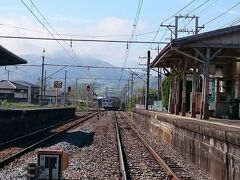 秩父鉄道　野上駅に到着。
地元（川越）は雨だったのに、山に近づくにつれて晴れて青空に♪

線路を渡って改札口に向かいながらって乗って来た電車をパチリ☆

今回も駅前までさっちゃんが迎えに来てくれました。