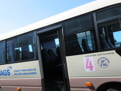 タンソンニャット（ホーチミン）空港もカムラン（ニャチャン）空港も沖止めですが、ビジネスクラスとエコでは乗客を運ぶバスが違います。先にバスに乗せてもらえ座れて、エコノミー客用のバスよりも先に着きます。このように小さめのベージュのバスがビジネス客用、白い大きなバスがエコノミー客用です。飛行機から降りる時はビジネスとエコとの境のカーテンをしっかり閉めて、エコの客は先に出られないようにしています。
ちゃんとビジネス客をもてなしてもらえるベトナムエアでした。
