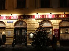 またもやトラム、地下鉄を乗り継いでウィーン中心部へ出かけ、20:00頃ウィーン最古のカフェFrauenhuberに行きます。