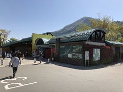 東京都内から中央道で相模湖まで西進し、そこから下道で道志みちに入ります。
結構クネクネのワインディングロードが続き、とても気持ちの良い道です。
途中に「道の駅どうし」に立ち寄り。
9時前なのに駐車場には車もバイクも溢れかえっています。