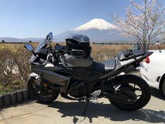 道志みちを抜けると山中湖畔に出ます。
富士吉田方面に向かう間、左手に富士山が見えます。
つい愛車と記念撮影。