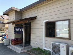 少し早めのランチは富士吉田うどんの人気店の麺許皆伝さんに。
11時開店ですが、開店直後にはもう行列が出来ています。
道路には駐車場の空待ちの車が。