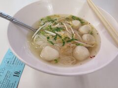 空港に到着後、まずは空港地下の食堂（？）で麺を。満足。満たされました。