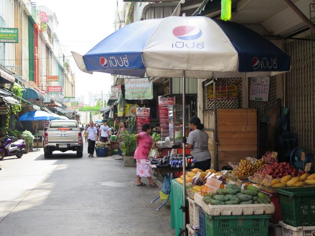 朝ごはんを食べに、人の流れに沿って歩いてみると、ありました！B級グルメ通り。