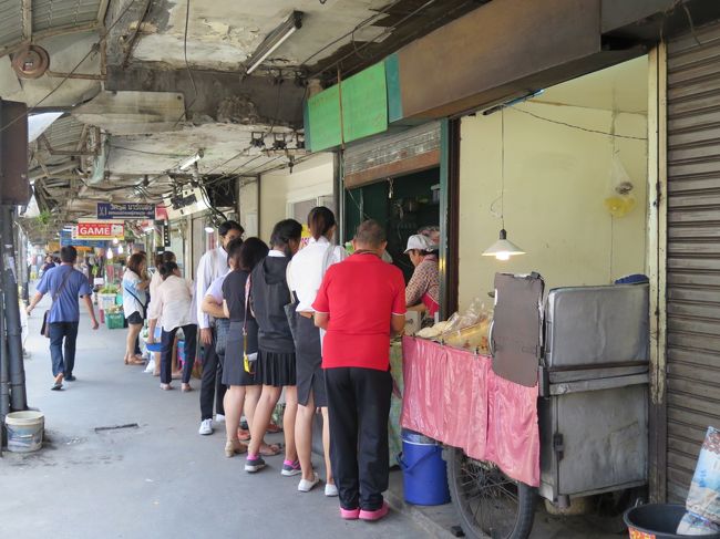 この後、通りを歩いていると行列発見。美味しいに違いないと思ったら、ワッフル。笑