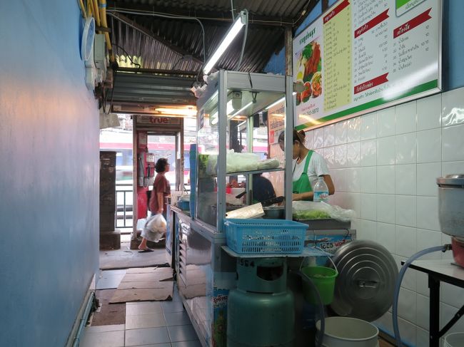 とりあえず中へ。