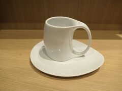 4:00 目が覚めました。コーヒーを飲みながら、ブログの更新などの作業をしました。置かれていたコーヒーカップはなかなか良いデザインでした。