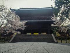 南禅寺三門と桜
逆光です…