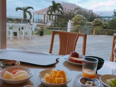 最終日はホテル発が10時と、ツアーにしてはのんびりの出発です。

せっかくリゾートに来てるので海の見える席でのんびりゆったり朝食をとれるのは良かったです。

今日は少し雲があるけれどお天気はまずまずな感じです。