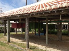 10時にホテルを出発して、本日最初に行くのは「みんさー工芸館」です。

八重山のミンサー織りの展示販売をしている場所です。

外には染色した糸が吊り下げられていました。