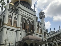 少し歩いてアラブ人街に来ました。
サルタンモスクがカッコいいです。