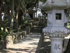 バスで移動して川平湾へ向かいます。

手前にバスを停めて10分くらい歩きます。
途中に観音堂がありました。

なんだかうっそうとしていて独特な雰囲気。
あとで調べたら「御嶽」のひとつのようですね。

本島でも御嶽に行きましたが、不思議と空気が変わる場所ですね。