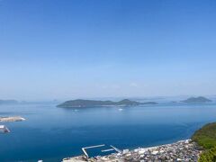 この展望台は瀬戸内海国立公園の景勝地
そして屋島名物の「かわらけ投げ」で有名な場所だそうです

左が女木島（通称 鬼ヶ島） 右が男木島