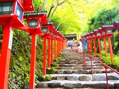 お腹も満たされトレッキングの疲れが癒えたところで、
一度行ってみたかった貴船神社へ参拝に。
大人気の神社なので、たくさんの観光客で賑わっていました。

なるべく人が少ない瞬間を狙って撮影。お気に入りの一枚です。