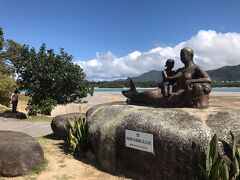 バスにて琉球真珠の養殖をしている販売所を見学します。

この辺りは黒真珠の養殖が盛んなようです。

上海の時の真珠屋さんはすごかったけど、こちらは逆に誰も近寄ってきません。
いいような悪いような、良さも伝わらずぐるっと見てバスに戻りました。