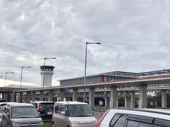 夕方石垣空港に到着です。

島の天気はかわりやすく到着すると天気があやしくなってきました。
とりあえず終日お天気で良かったです。

ガイドさんは那覇空港まで同行してくれます。