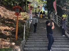 お腹もいっぱいになって、次は新倉山浅間公園へ。
こちらは忠魂塔と富士山が撮影できるポイントとして、外国からの旅行者に人気の場所です。
忠魂塔までは階段が続きます。