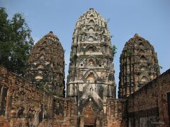 10:51 Wat Sri Sawai到着
こちらはクメール様式で他と趣が異なる。
重厚感のある三本の塔。