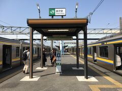 ホーム上にある銚子鉄道とJRとの乗り換え口。
銚子鉄道はSuica使えませんので、こんな感じで乗り換えの際にタッチするようになってます。

そんな感じで、そういった仕組みがよくわからなかった観光客2名に対し、JR職員が現在説明中。