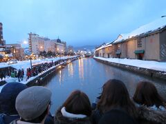 小樽運河は観光客でいっぱいでした。
