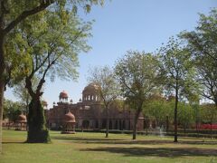 バスで町に戻り、
ラールガルパレス（ Lalgarh Palace）を見る。