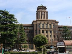 一行を乗せた観光バスは、名古屋市中心部へ～
バスガイドさんは「県庁」と説明されましたが、どうやら市役所の本庁舎のようで・・