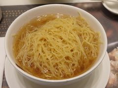 香港式ワンタン麺は、ワンタンを麺の下に隠す（？）のが特徴。
シコシコ麺で、美味しかった～☆