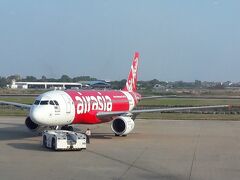 ほぼ定刻にプノンペンに到着です。3時間程度の乗継時間でエアアジアからマレーシア航空へ乗り継ぐ為にトランジトしようとしたら、ここで問題発生！（予想はしてましたが）。
エアアジアはLCCなのでトランジトは出来ない、一旦入国しろトランジット用のセキュリティーチェックの係員に言われました。預ける荷物も無いし乗継をするマレーシア航空のチェックインはWEBで済んでいてボーディングパスも持っていると言ってもガンとして譲らず。イミグレーションのオフィイサーは乗り継ぐ側のマレーシア航空がOKならトランジットで構わないと言ってくれたのですが、結局エアアジアのスタッフもマレーシア航空のスタッフからもルールだからとダメだしされて仕方なくアライバルビザを取得して一旦入国しました。