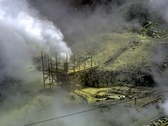噴き出す火山性ガスの白煙が辺りに硫黄臭を漂わせる。