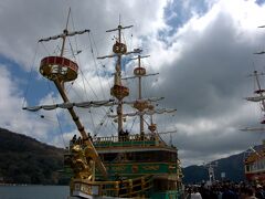 ロープウェイで桃源台に降りて箱根海賊船。