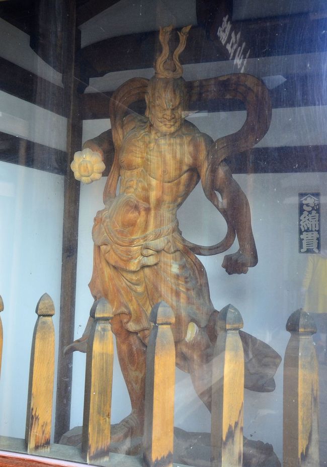 温泉寺 山門<br />門の中には仁王像が納まっています。<br />アクリル板で保護されているため、少々見難いのが難点です。