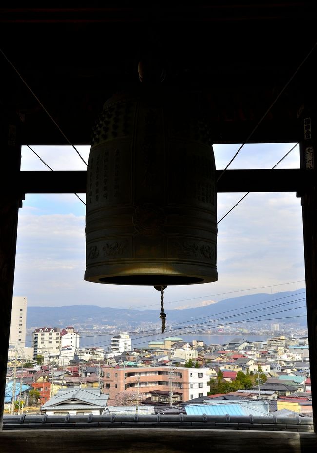 温泉寺 鐘楼<br />元々あった梵鐘（１４３０年鋳造）は、県指定文化財ですが、現在は社務所に保管されています。<br />１５８２（天正１０）年、織田信忠の大軍が伊那郡市田村の安養寺から略奪し、上乃諏訪（神宮寺）まで引きずり、そこに放置されていたものを温泉寺の創立に当たって流用した梵鐘と伝わります。鐘銘は約８５ｍの道程を引きずってきたために摩減しているそうですが、「永享二年竜集庚成霜月二十八日住持比丘寿 勤銘檀那美濃守源清 大工大和国藤原朝次」と読めるそうです。つまり、室町時代に近畿地方で造られたと言うことです。