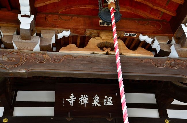 温泉寺 本堂<br />建物は六間四方で、その真中に三間四方の本舞台、後座（現在は仏壇を安置）、地謡座などの遺構をそのまま残し、能舞台そのものです。<br />内陣の天井は吹き抜けとなっており、屋根組が剥き出しになっています。本尊には、釈迦如来を祀ります。