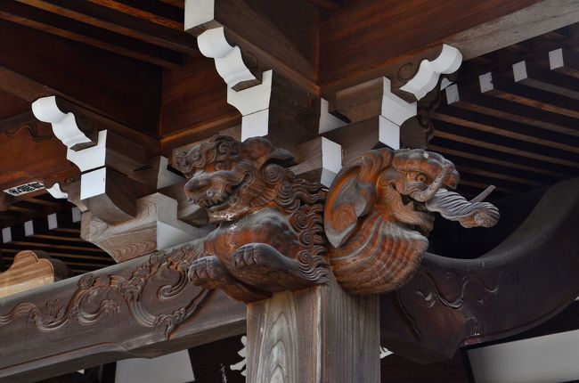 温泉寺 本堂<br />木鼻には、愛嬌のある獅子と象（耳が垂れているため）の彫刻が施されています。