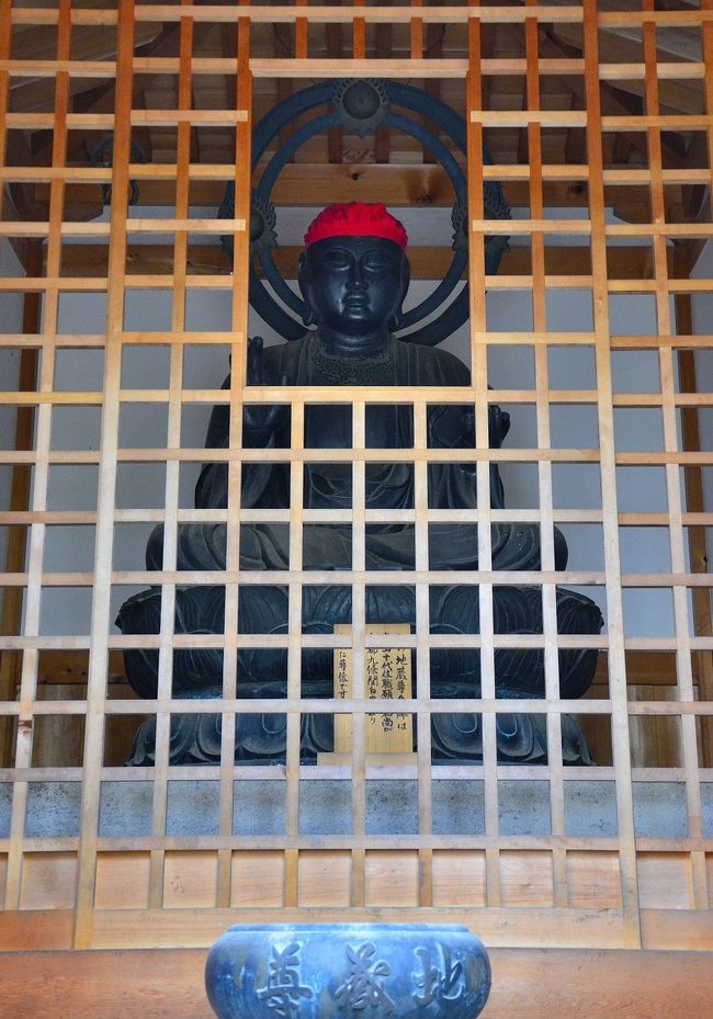 温泉寺 地蔵尊金佛<br />多宝塔の手前には、２００年程前に安置された地蔵が佇みます。<br />この地蔵は、１８２１（文政４）年に温泉寺１０代住職 願王和尚が京都妙心寺での受戒説教時に関白九条家から下賜された地蔵尊像です。<br />手前には「地蔵尊」と書かれた香炉が置かれています。