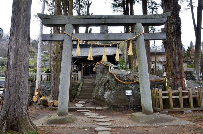 児玉石神社<br />鳥居と本殿の間には巨大な磐座がゴロゴロしており、古代アニミズムを彷彿とさせる神秘的かつ特異な景観を持つ社です。<br />背後に迫る山は茶臼山と言い、旧石器時代の遺跡群で知られています。また、ここから南方へ連なる地は先住民系の古社とも言われる手長神社が鎮座する「手長丘」で、縄文遺跡をはじめ古墳時代の遺跡が多数発見されています。つまり、この周辺は諏訪でも有数の古地と考えられています。