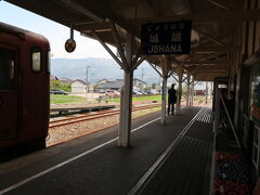 30分ほどで終着駅の城端へ

線路は駅のすぐ先で行きどまり
看板の駅名も懐かしい書体(*´ω｀*)