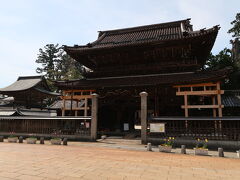 城端別院 善徳寺の山門前へ！！

城端は1573年にこの善徳寺が移転してきて町が開かれ、門前町として栄えてきた歴史があるので、まずはここに行かないと！！