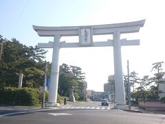 大洗海鮮市場から車で5分、《大洗磯前神社》に着きました。写真は通りにある大鳥居です。