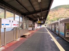 11:01　河津駅に着きました。（蓮台寺駅から15分）

下り列車と行き違いのため６分間停車します。