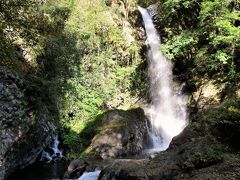 ・釜滝（かまだる）
高さ22m・幅２m、覆いかぶさる様な玄武岩の上から雄大に流れ落ちる迫力満点の滝です。 かつては地獄谷と恐れられていたほどの滝で七滝中２番目に高い滝です。