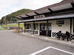 下田市や松崎町に残っている「なまこ壁」をデザインした駅舎です。

以前は全ての特急列車が蓮台寺駅に停車し西伊豆方面（松崎町・堂ヶ島）の路線バス（西伊豆ライナー）へ連絡（接続）をしていましたが、特急列車の殆どの乗客は伊豆急下田駅で乗換えていたため2009年（平成21）以降は全ての特急列車が通過すようになりました。今は閑散としていますが、特急列車が停車していたころは賑やかだったことでしょう。