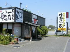 国道4号沿いの「佐野ラーメン中村屋　野木店」でランチ。お昼時でけっこうお客さんがいた。