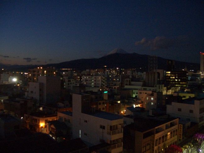 この日は沼津のホテルに宿泊しました。<br />客室から山の向こうに、とても近くに感じる富士山の頂上がみえました。