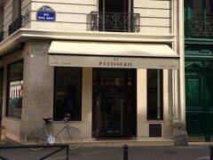 バスチーユに戻ってきました。
La Patisserie Cyril Lignac

お店の中はお客さんでいっぱい！
しかも、おそらくシリル・リニャック氏本人が。
（違うかも知れませんが、似ていた・・・）
