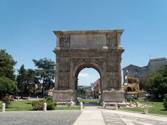ここから　悪魔が　出て行くと言われてた所です。


トラヤヌスの凱旋門。18世紀には、ピラネージによって描かれたエッチングで、落とし格子が取り付けられている。
114年にトラヤヌス帝の凱旋門 (Arch of Trajan (Benevento)) 
