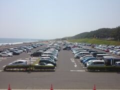 駐車場へ戻ります。海沿いにずっと《大洗海浜公園》が続きますが、とにかく広い！駐車場もアホみたいにでかいです。