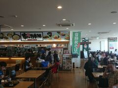 その向かいにはフードコートがあります。

時刻はすでに12時半。小腹が空いたので、なんか食べようかな。