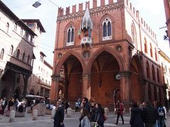教会から塔のほうへ歩いて行ってみました
綺麗な建物、メルカンツィア宮殿だそうです。